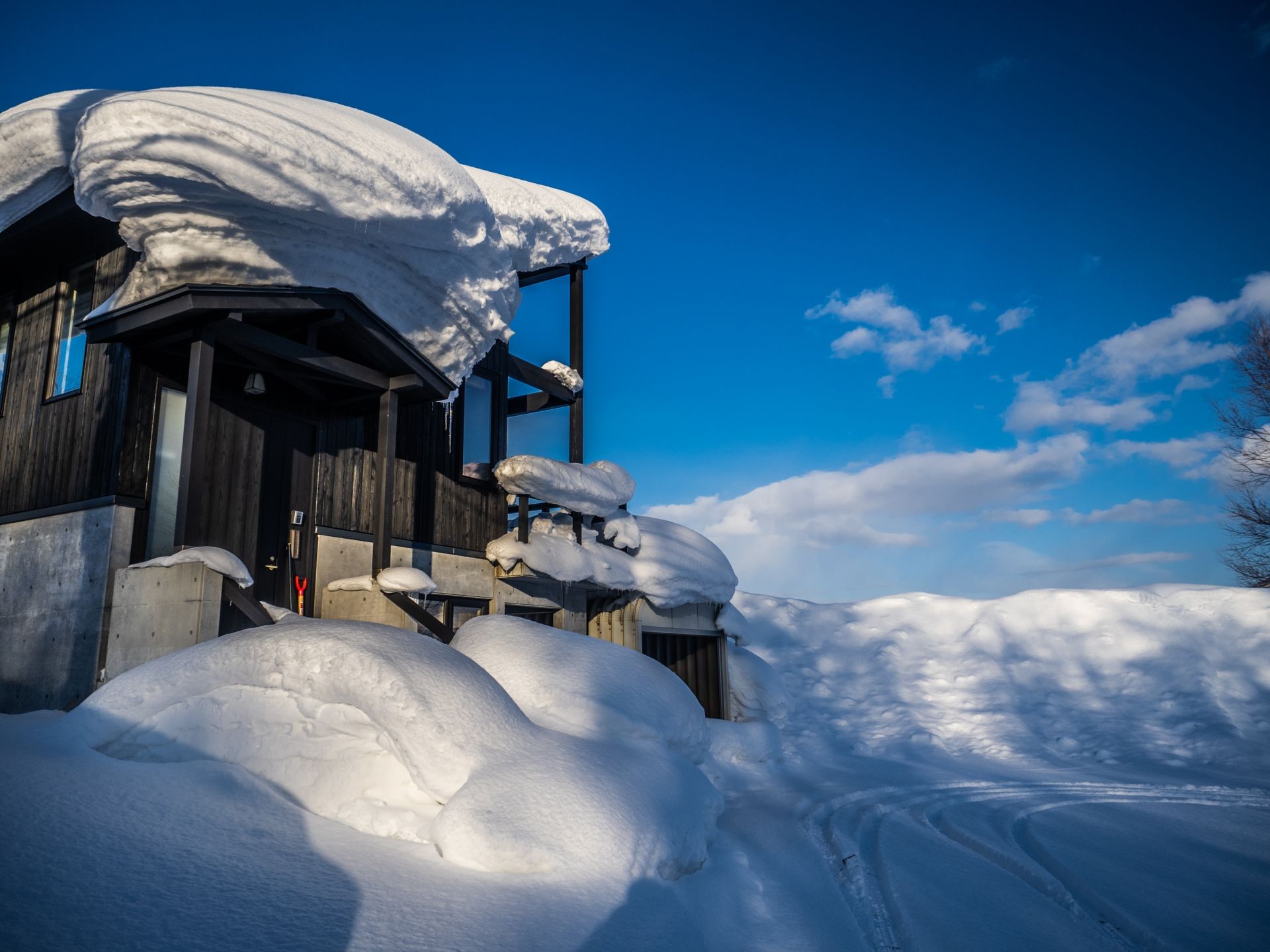 Japow accumulated on the roof of a building in Niseko